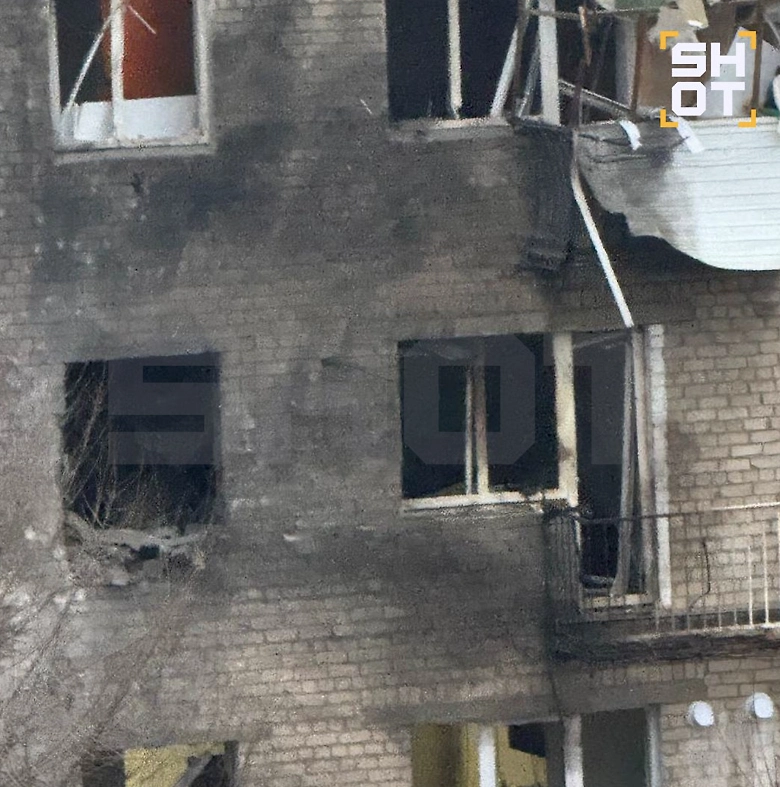 Дрон ВСУ врезался в многоэтажку в Волгограде. Фото © SHOT