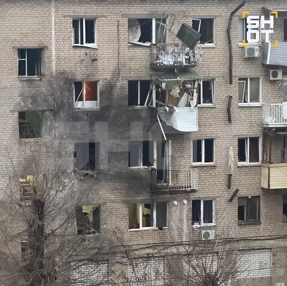 Дрон ВСУ врезался в многоэтажку в Волгограде. Фото © SHOT