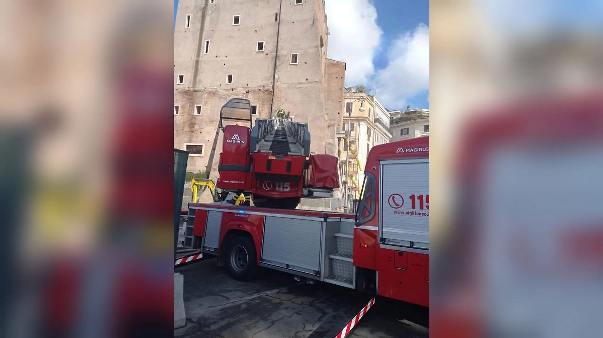 При обрушении пострадали минимум четыре человека. Фото © X / marconicolett11