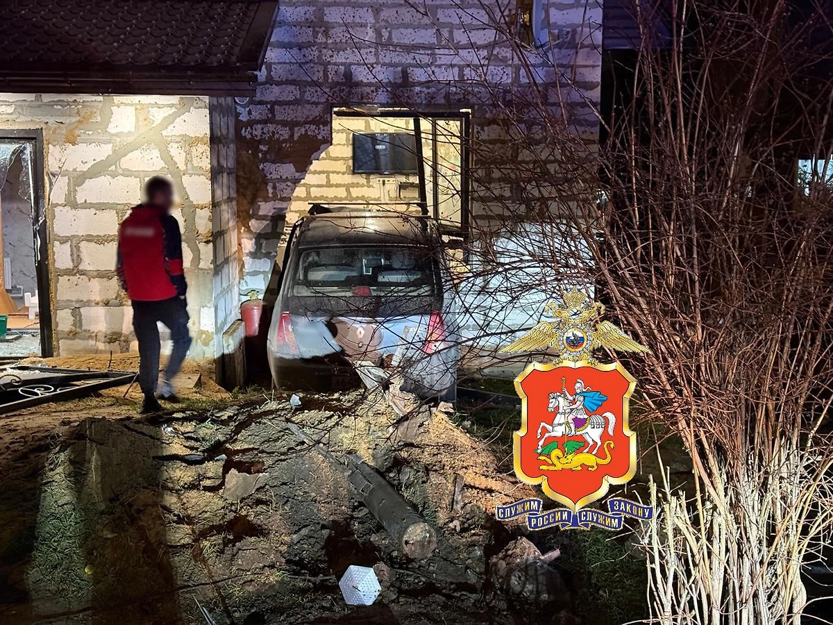 В Волоколамске мужчина на авто въехал в частный дом. Фото © Telegram / Подмосковная полиция