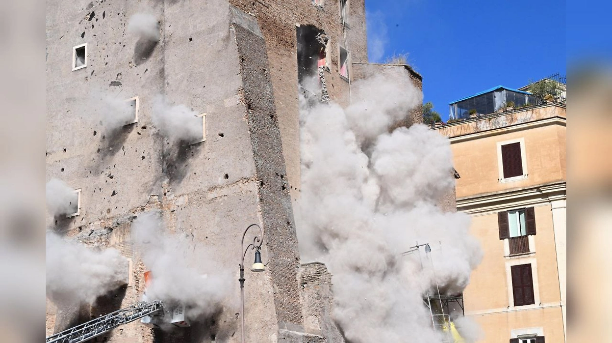 Повторное обрушение башни Конти произошло в центре Рима. Обложка © Х / Tv2000.it