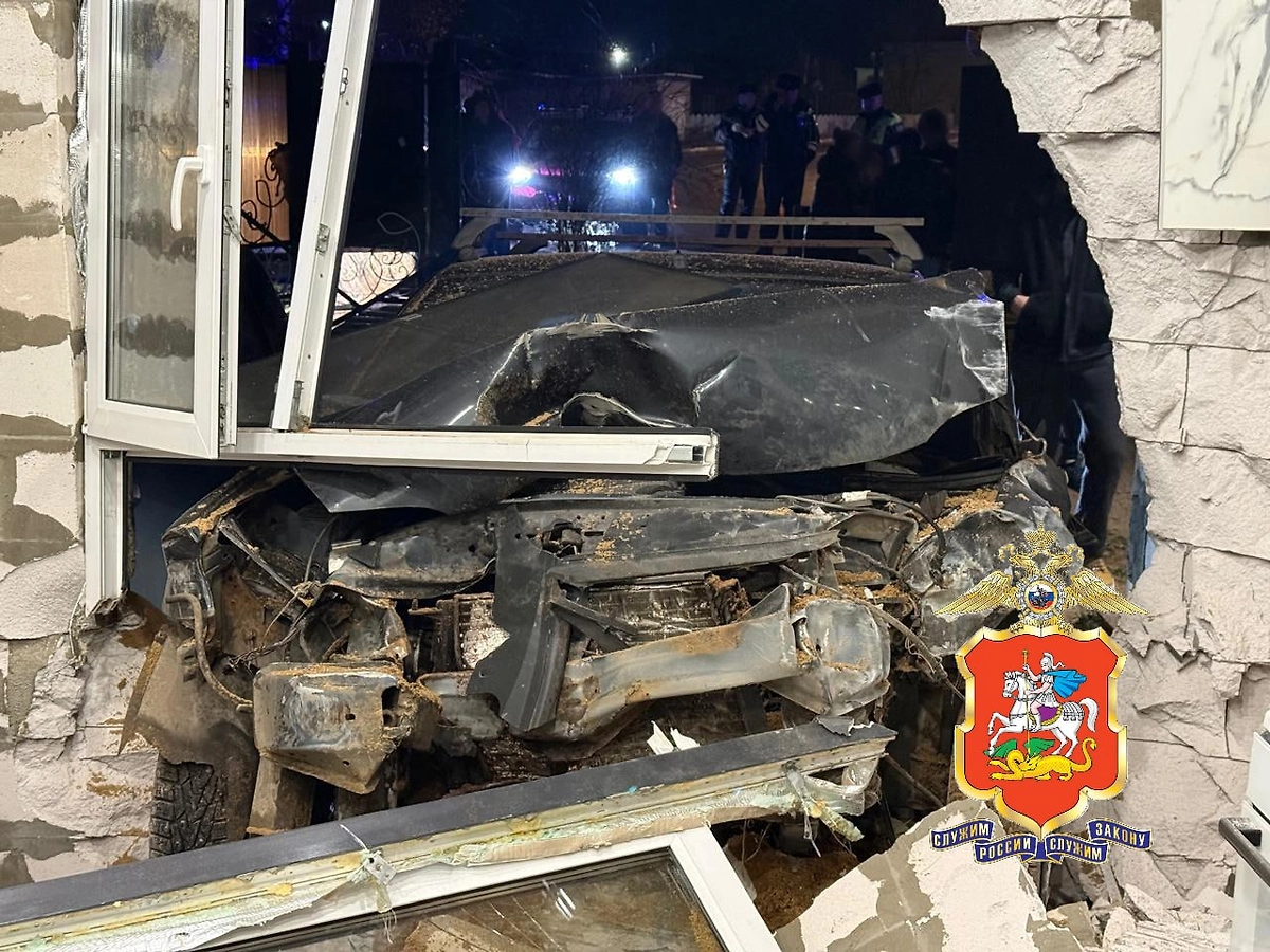 В Волоколамске мужчина на авто въехал в частный дом. Фото © Telegram / Подмосковная полиция