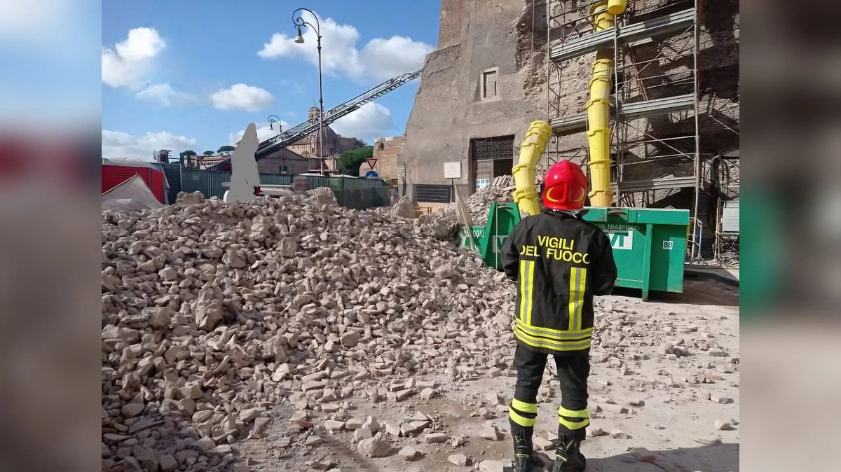 В Риме на Императорских форумах произошёл частичный обвал исторической башни. Фото © X / marconicolett11