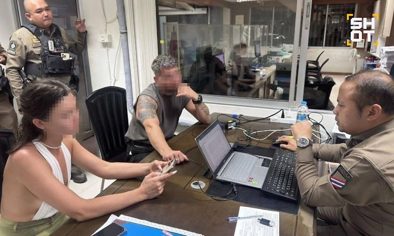 Пара в полицейском участке. Фото © SHOT