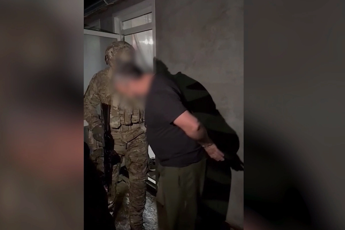 В трёх регионах РФ ФСБ поймалиа трёх участников банды Басаева* и Хаттаба*. Обложка © Life.ru