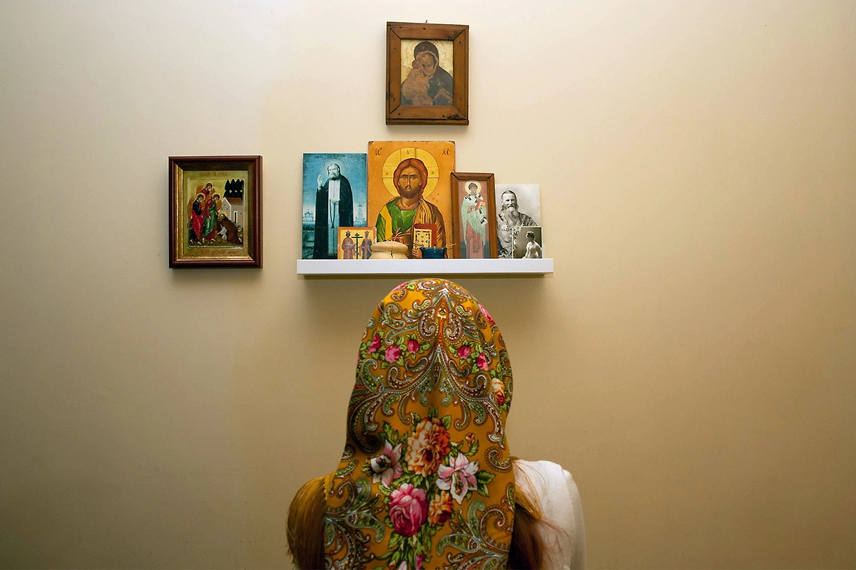 Молитва за здравие родных — семейная традиция. Можно делать это дома, перед иконостасом. Его ещё зовут красный угол. Фото © Shutterstock / FOTODOM / tajinna