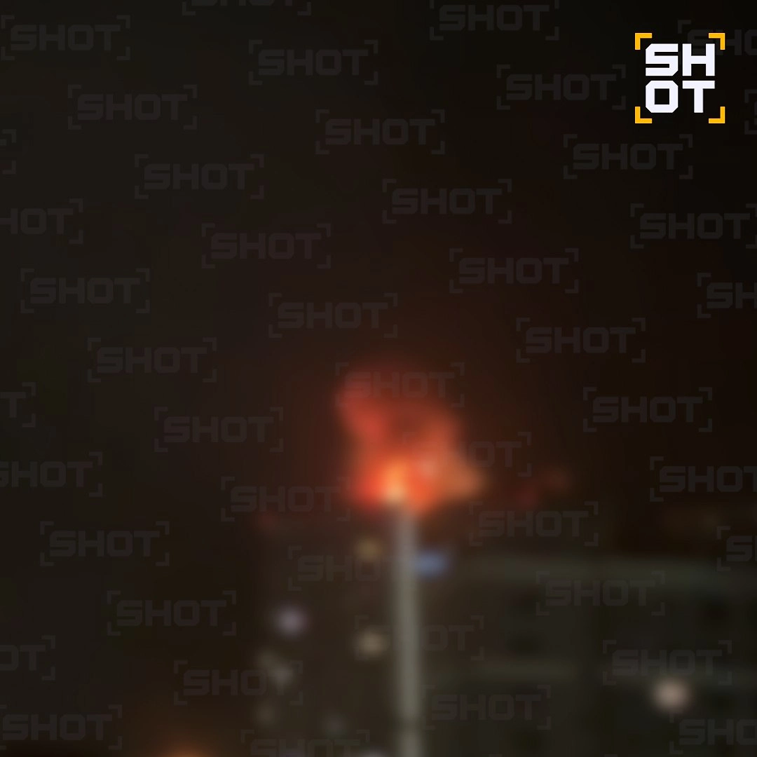 Пожар на крыше дома в Рязани, в который прилетел дрон. Фото © Telegram / SHOT