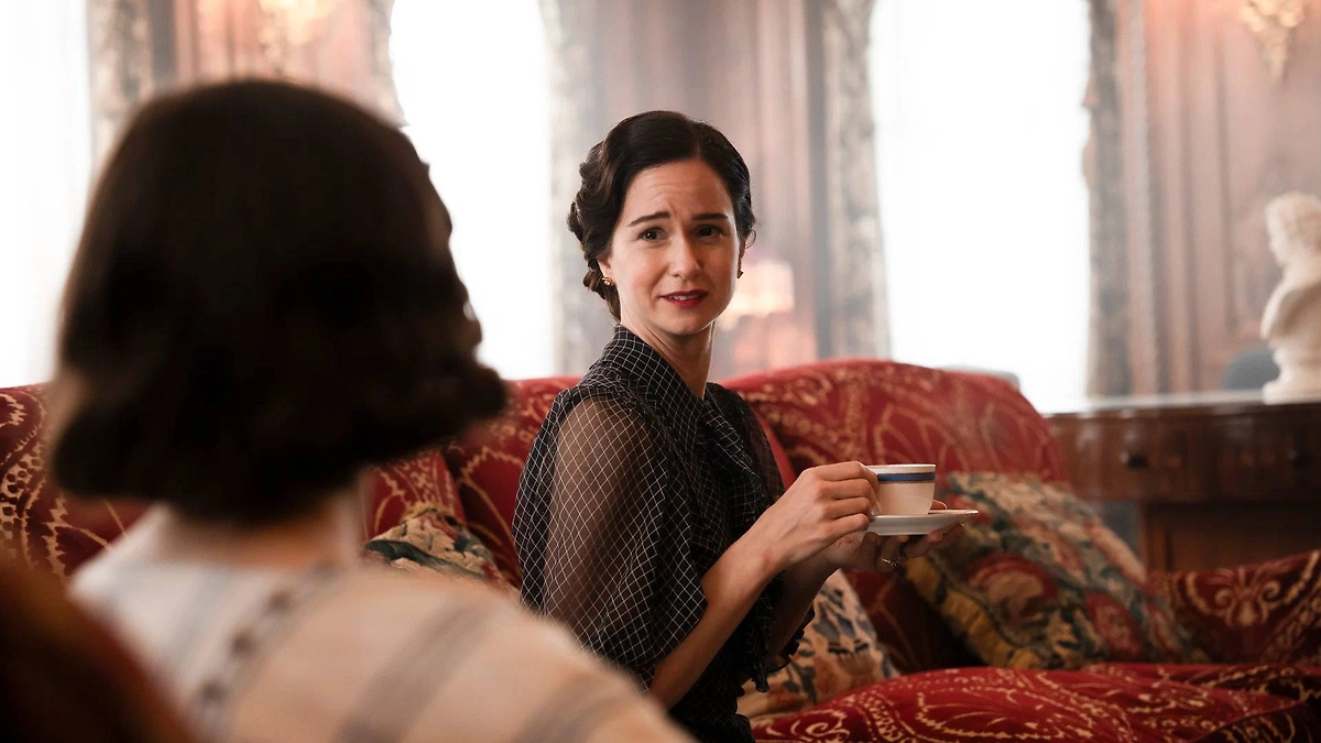 Фильм «Фэкхем-Холл» — премьерный показ в России после 15-го декабря 2025 года. Британский юмор. Фото © Кадр из фильма «Фэкхем-Холл», режиссёр Джим О’Хенлон и др. / Kinopoisk