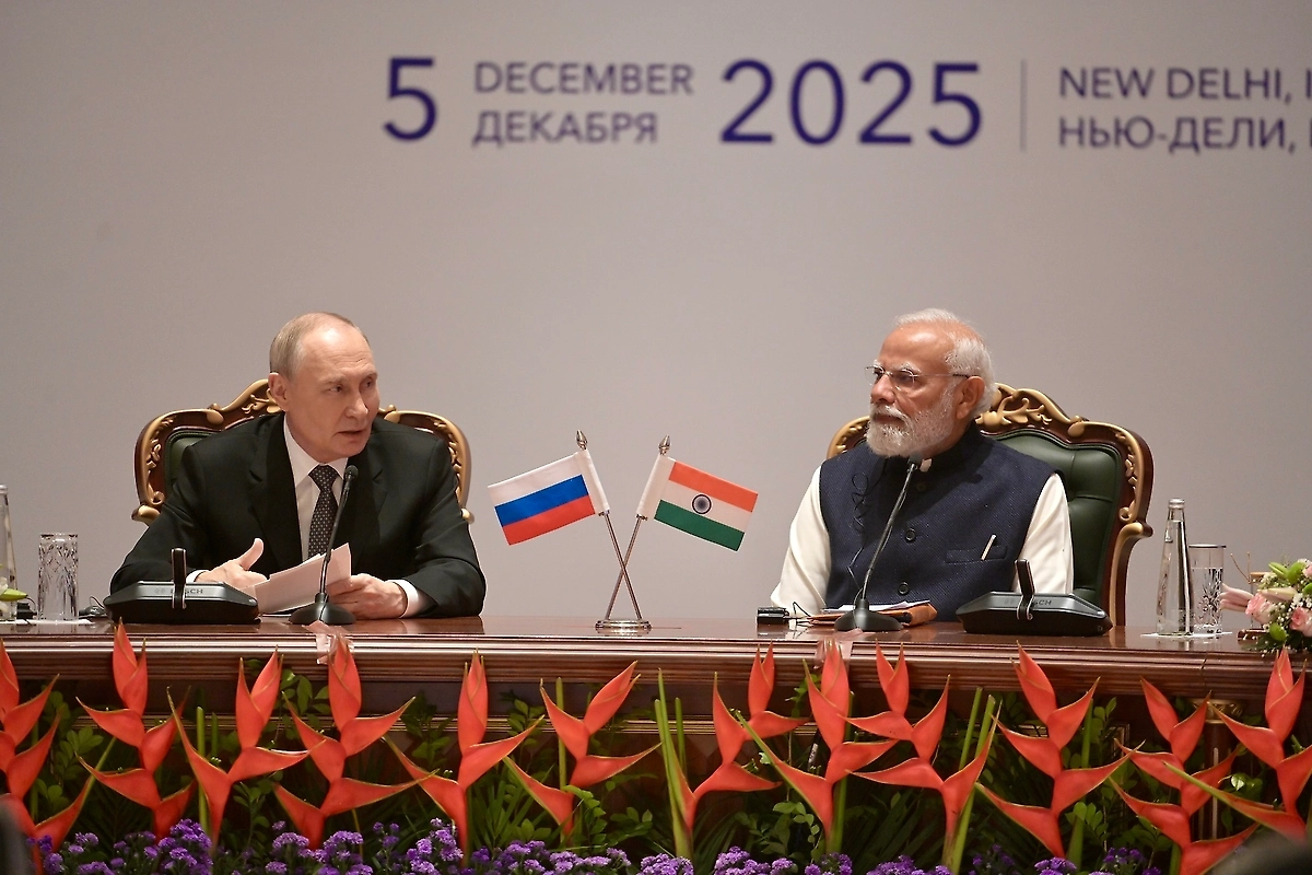 Путин сфотографировался с сотрудниками гостиницы в Дели