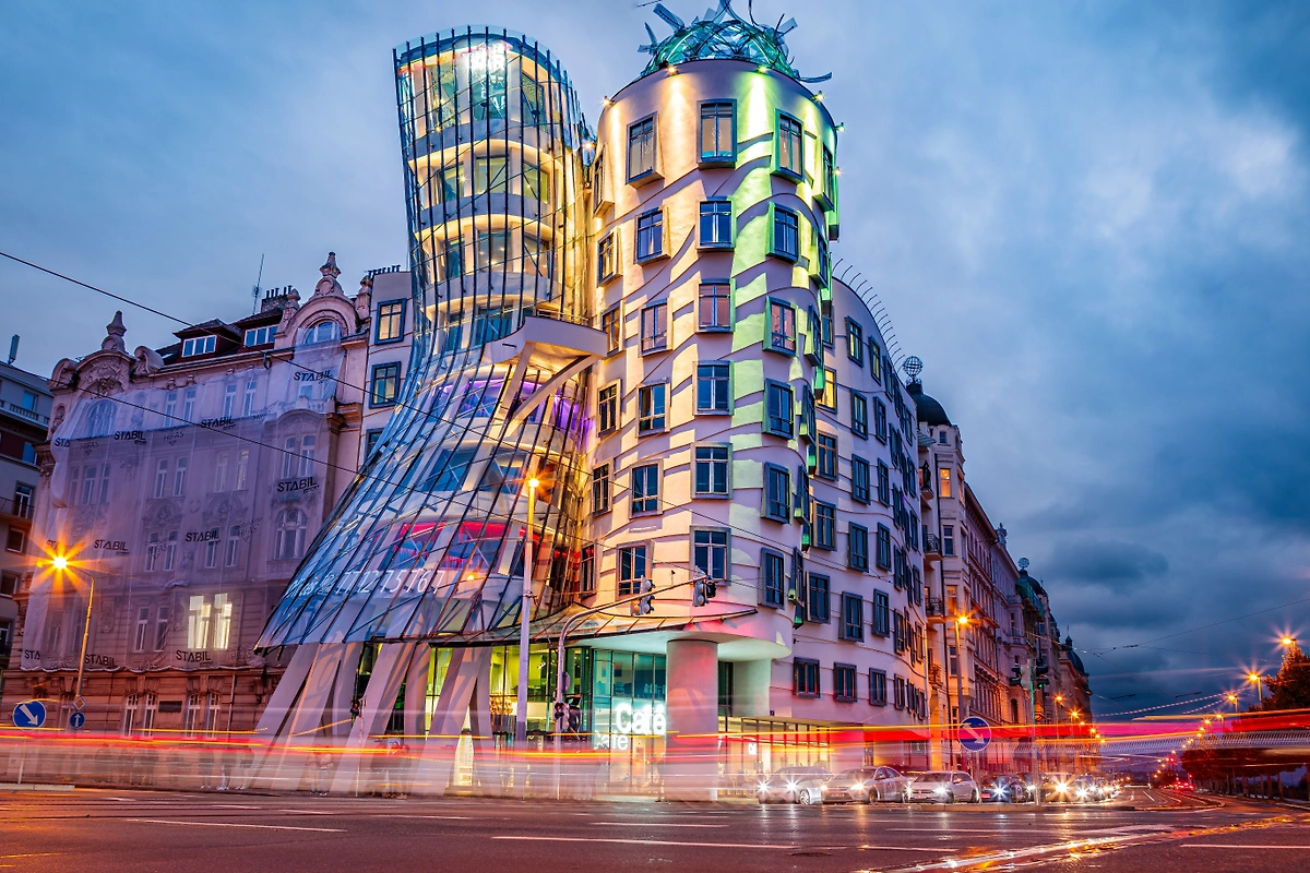 Танцующий дом в Праге, архитектор Фрэнк Гери. Фото © Shutterstock / FOTODOM / MihailC95