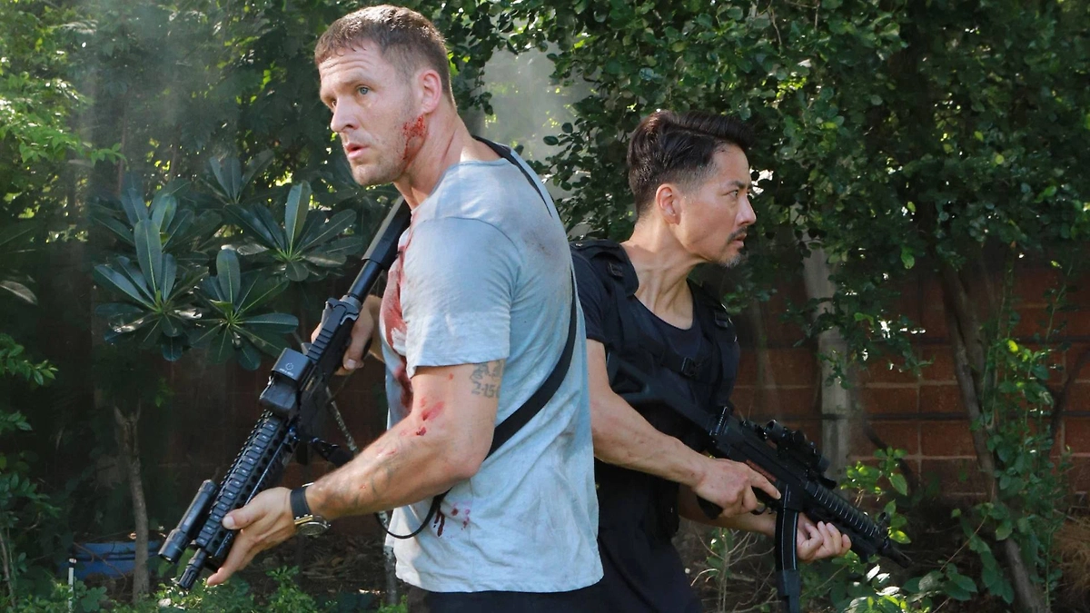 Неожиданная кинопремьера — боевик «Пуля навылет», новый, из Таиланда. В прокате со второй половины декабря 2025. Фото © Кадр из фильма «Пуля навылет», режиссёр Вич Каосаянанда / Kinopoisk