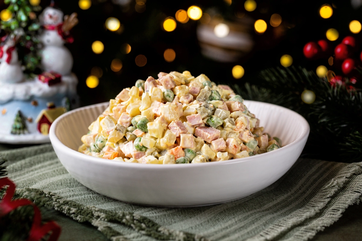 Тот самый классический оливье — рецепт. Обложка © Shutterstock / FOTODOM / OlgaBombologna