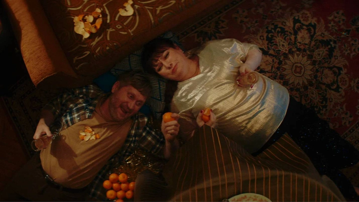 Кинопремьера второй половины декабря — фильм «Ёлки 12». Франшиза Нового года с нами надолго. Фото © Кадр из фильма «Ёлки 12», режиссёр Ольга Долматовская и др. / Kinopoisk