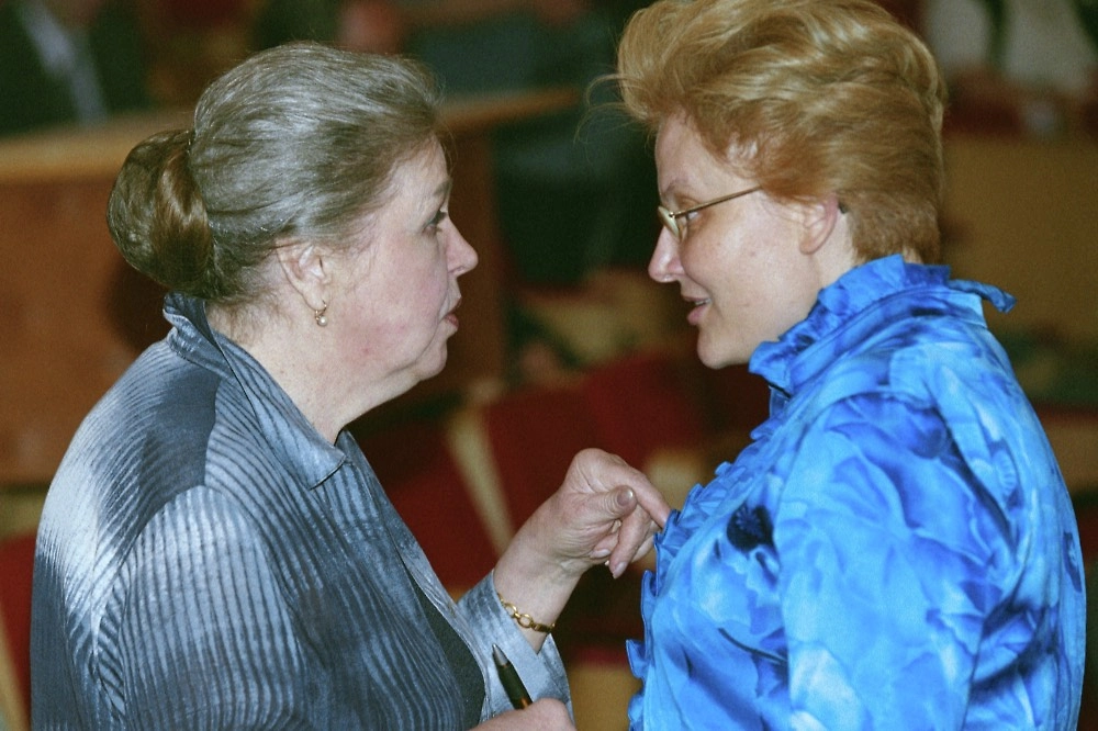 Ведущие телевизионных программ о медицине и здоровье Юлия Белянчикова и Елена Малышева. Фото © РИА «Новости» / Владимир Вяткин