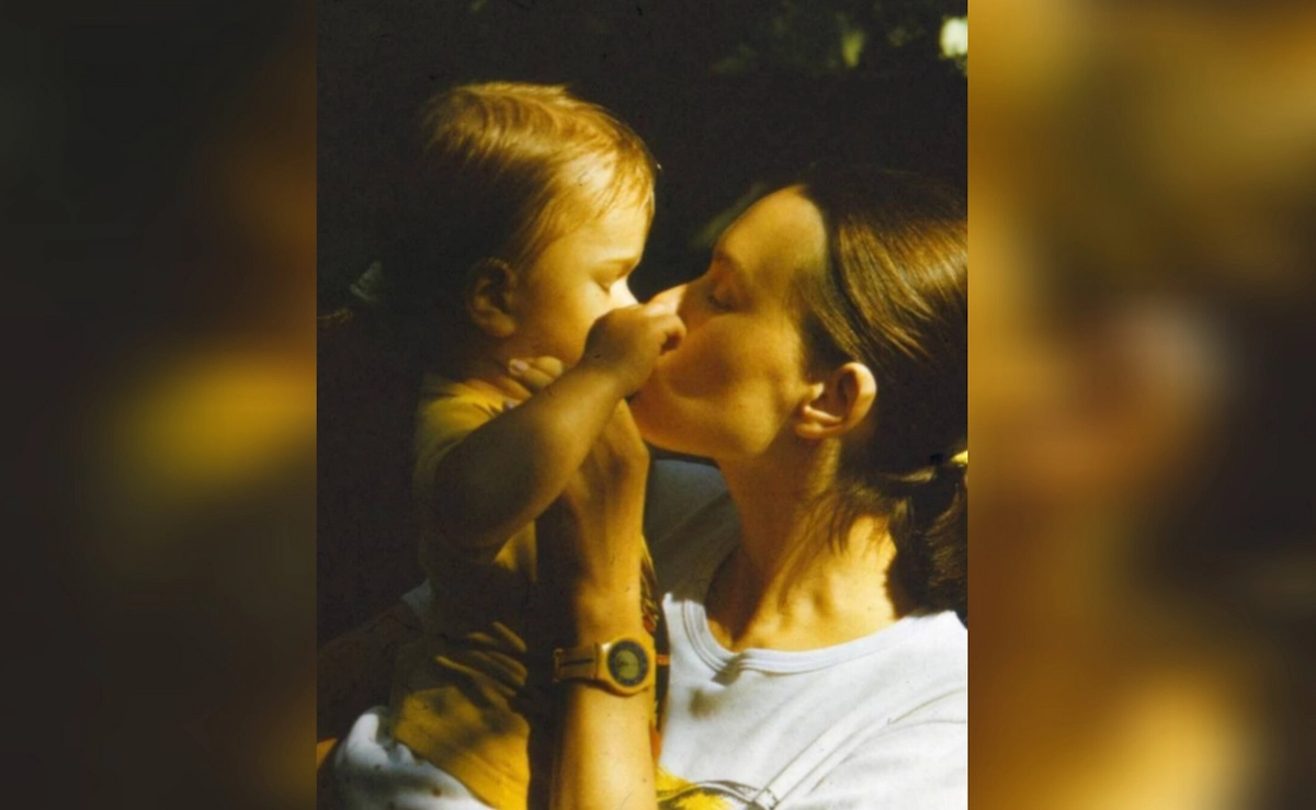 Ирина Безрукова с сыном. Обложка © Instagram (признан экстремистской организацией и запрещён на территории Российской Федерации)/ irina_bezrukova_official