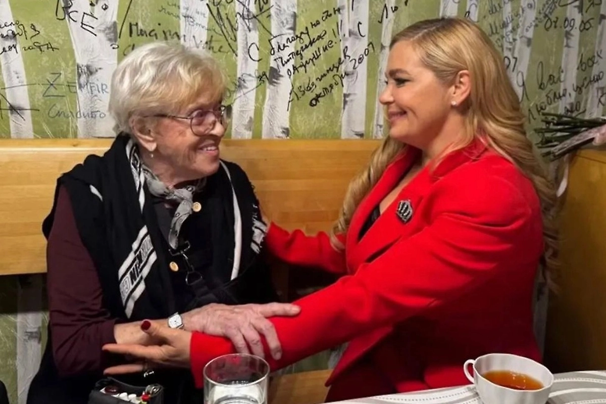 Алиса Фрейндлих в 2025 году, ей ещё 90 лет, выглядит она, естественно, гораздо младше своего возраста. Фото © Telegram/ i_pegova