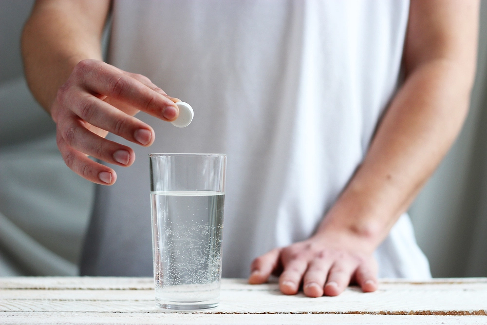 Как боролись с похмельем те, кому сейчас за тридцать? И что говорит доказательная медицина по этому поводу? Фото © Shutterstock / FOTODOM / White bear studio