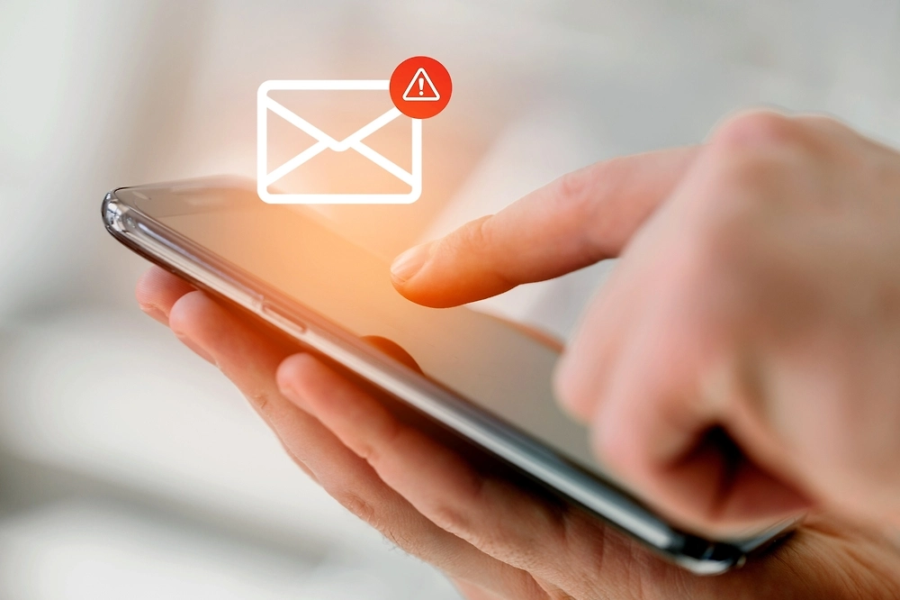 Новые мошеннические схемы декабря 2025 года. Как не стать «мамонтом» под Новый год. Фото © Shutterstock / FOTODOM / Billion Photos