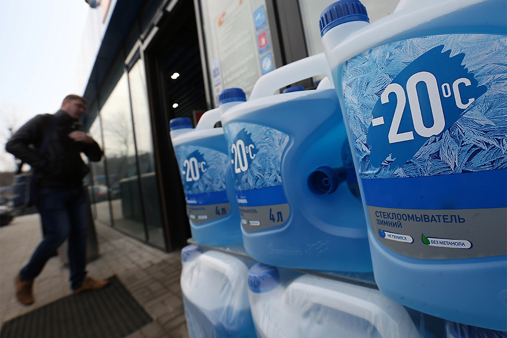 Запрещённый метанол в незамерзайке: как определить контрафакт. Фото © ТАСС / Вячеслав Прокофьев