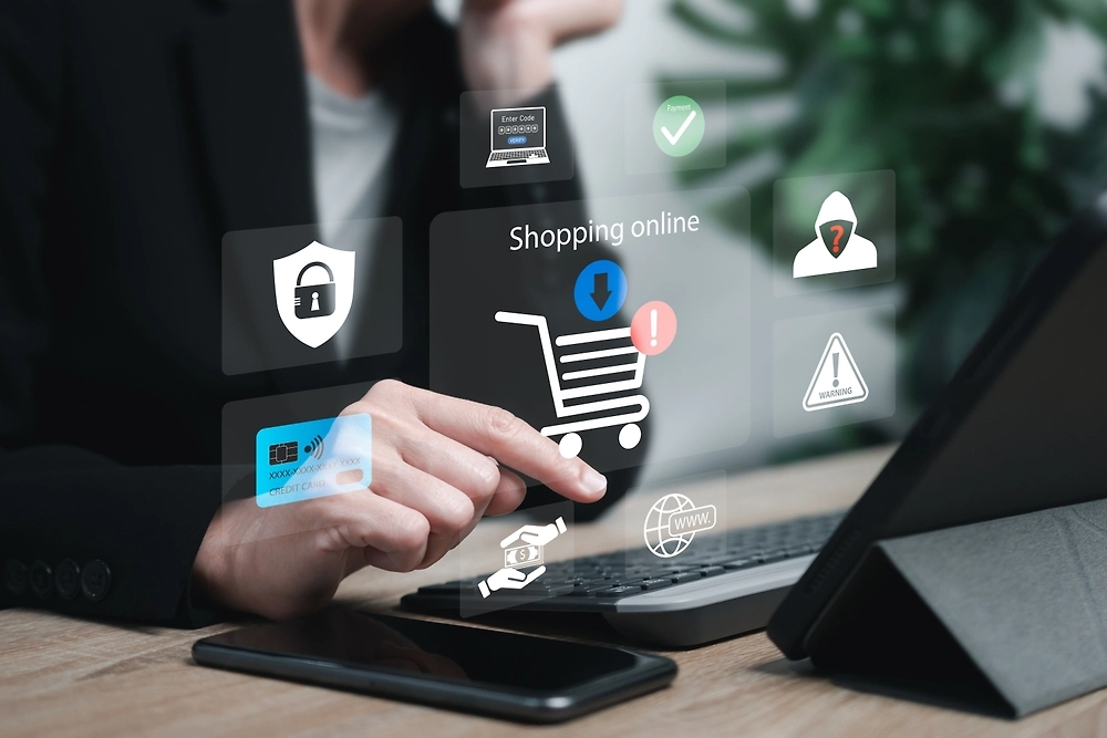 В декабре 2025 года под Новый год мошенники стали создавать клоны маркетплейсов, чтобы обманывать людей на деньги. Фото © Shutterstock / FOTODOM / Nichcha