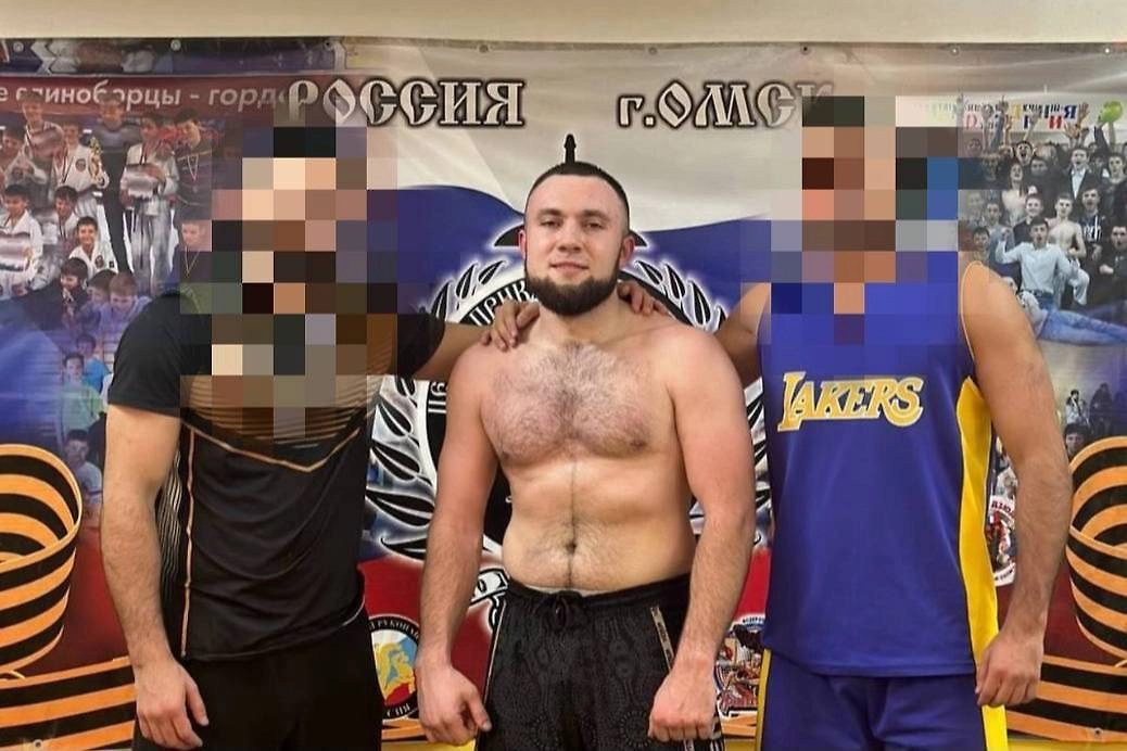 Житель Омска, избивший супругу (посередине). Фото © VK / Инцидент Омск