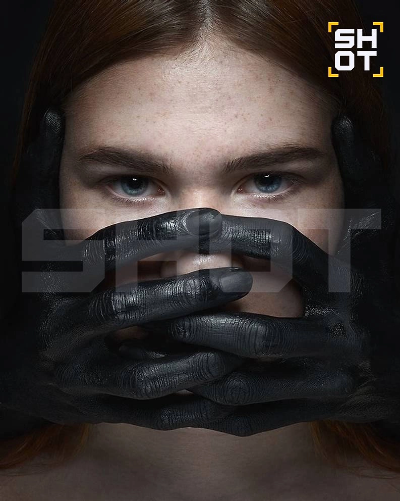 Детское фото россиянки оказалось на обложке немецкой эротической книги, но её разрешения никто не спросил. Фото © Telegram / SHOT