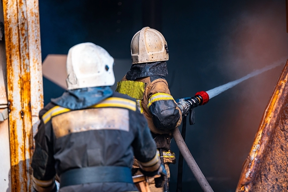 Сотрудники МЧС ликвидировали пожар в строительном городке на юго-западе Москвы