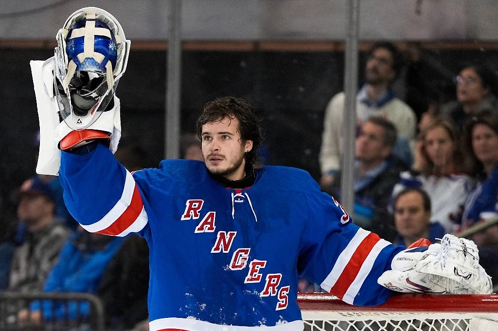 Хоккеист Игорь Шестёркин — тоже вратарь. Он зарабатывает в НХЛ, а победы приносит сборной России. Фото © ТАСС / AP / Julia Demaree Nikhinson