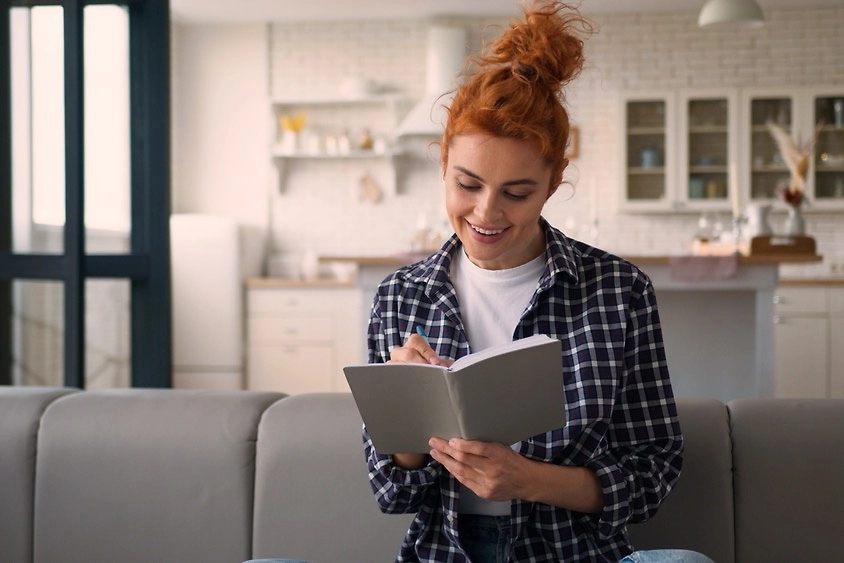 Дневник благодарностей — совсем неочевидный способ побороть усталость в конце года. Фото © Shutterstock / FOTODOM / Maya Lab