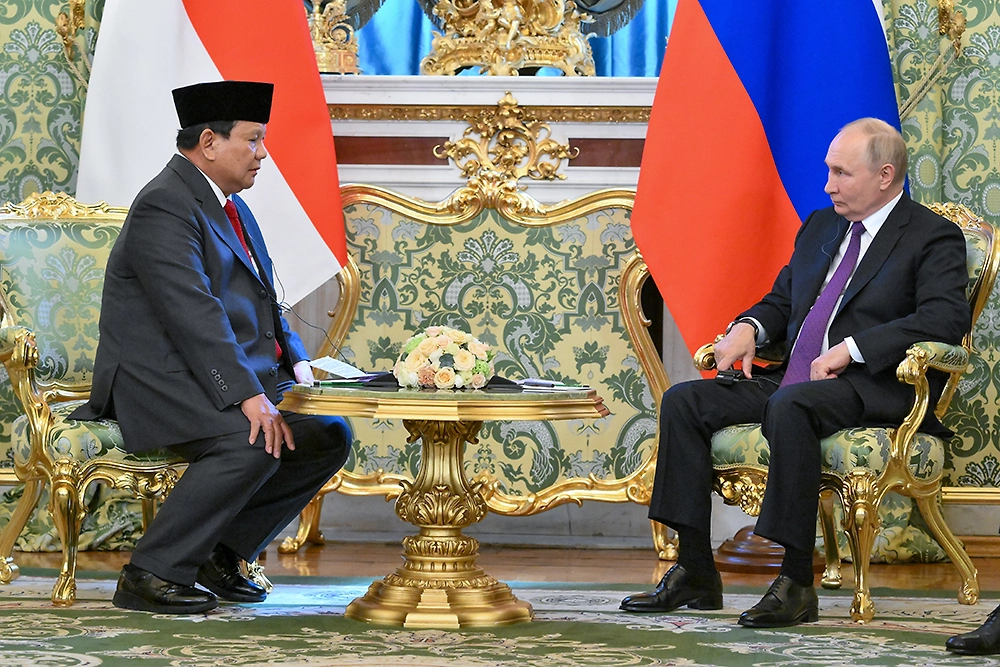 Российский лидер Владимир Путин и президент Индонезии Прабово Субианто. Обложка © ТАСС / POOL / Григорий Сысоев