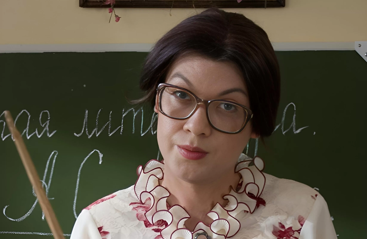 Сергей Светлаков в «Нашей Раше» играл даже учительницу начальных классов Снежану Денисовну. Фото © Кадр из сериала «Наша Раша», режиссёры Пётр Буслов, Максим Пежемский, Дмитрий Ефимович, сценаристы Джавид Курбанов, Алексей Ляпоров, Гарик Мартиросян / Kinopoisk