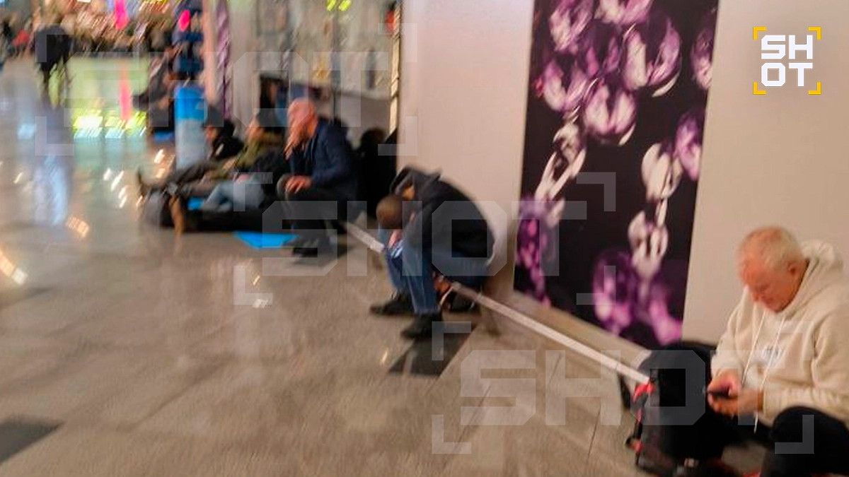 Пассажиры спят на ковриках во Внуково из-за закрытого неба над Москвой. Фото © SHOT