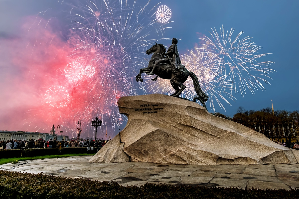 В Петербурге запуск фейерверков разрешён до 4 утра 1 января. Фото © Shutterstock / FOTODOM / Anton Kudelin