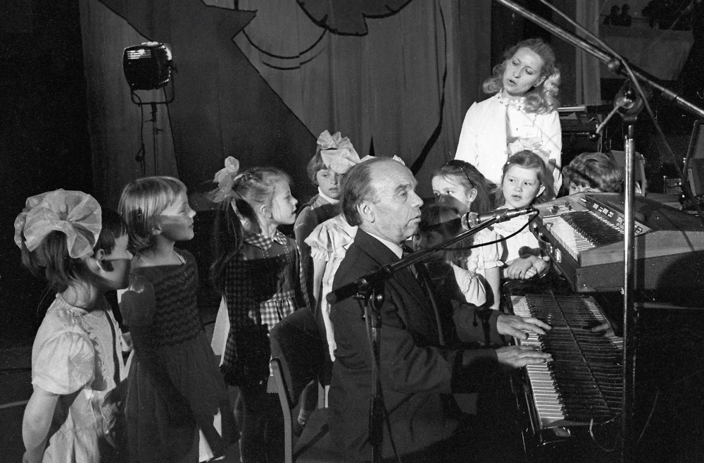 «Песенка крокодила Гены», «Голубой вагон», «Вместе весело шагать» — все хиты Шаинского. Фото © РИА Новости / С. Жабин