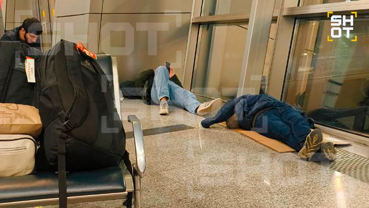 Пассажиры спят на ковриках во Внуково из-за закрытого неба над Москвой. Фото © SHOT