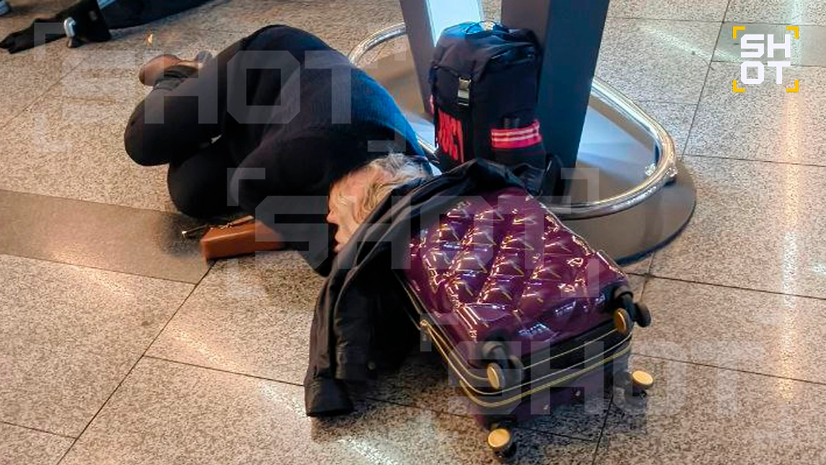 Пассажиры спят на ковриках во Внуково из-за закрытого неба над Москвой. Фото © SHOT