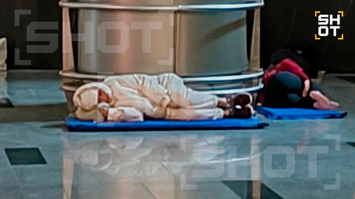 Пассажиры спят на ковриках во Внуково из-за закрытого неба над Москвой. Фото © SHOT