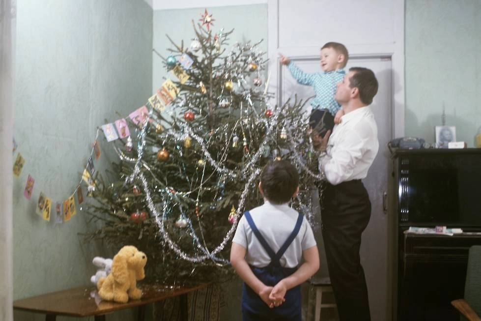 Как украсить ёлку как в СССР — гирлянды и флажки. Фото © РИА «Новости» / Борис Кавашкин