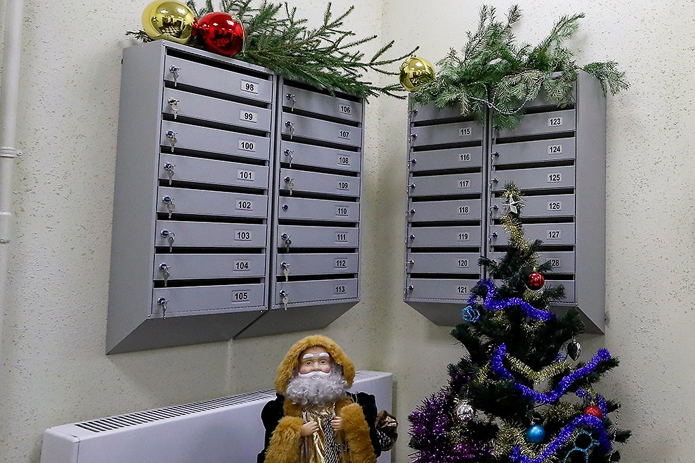 Украшение подъездов может быть нарушением пожарной безопасности. Фото © ТАСС / Сергей Савостьянов