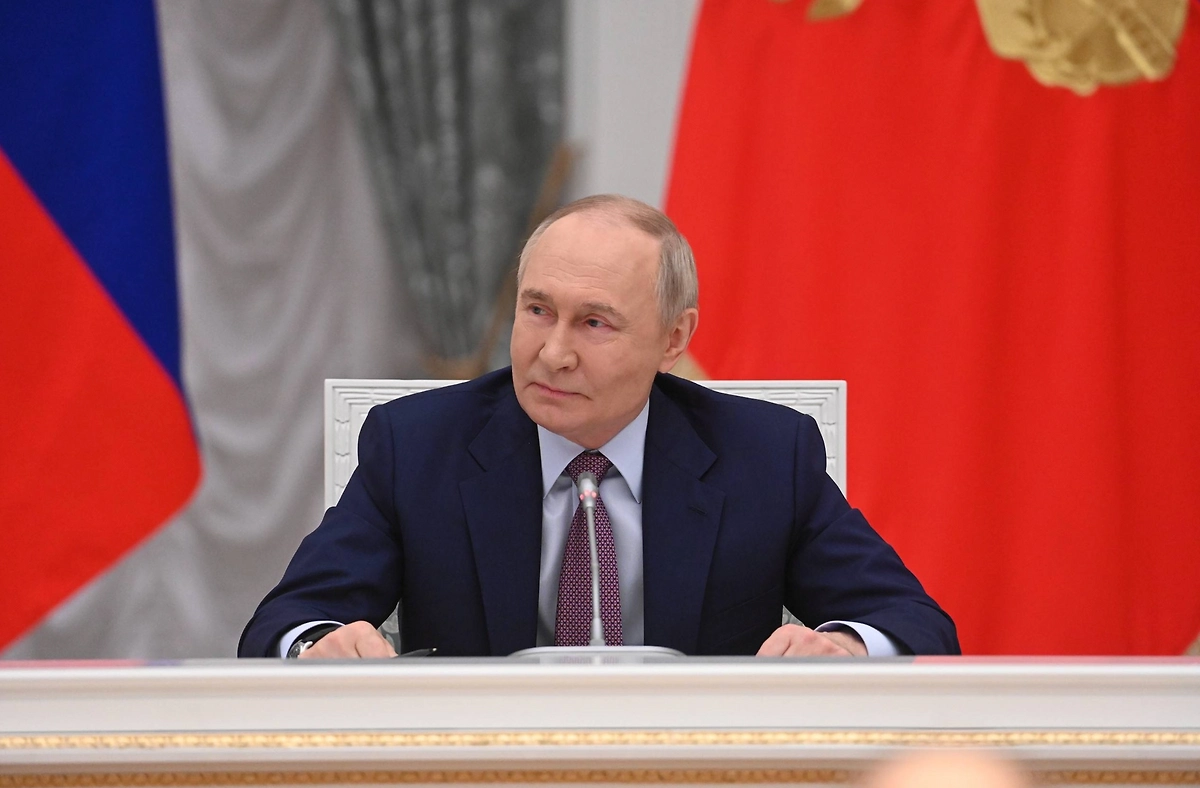 Путин по телефону обсудил ситуацию на передовой с командирами подразделений Путин по телефону обсудил ситуацию на передовой с командирами подразделений