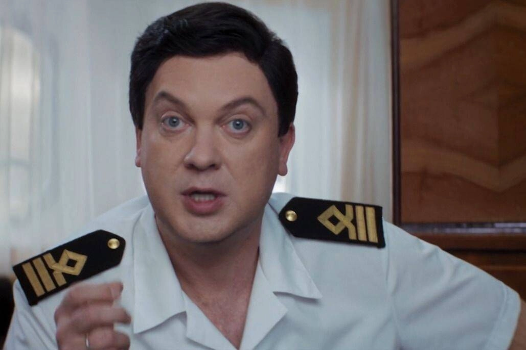 Сергею Светлакову — 48! Он сыграл капитана лайнера в пародии на классику Гайдая, «Бриллиантовую руку». Фото © Кадр из фильма «Небриллиантовая рука», режиссёры Миша Семичев, Роман Ким, сценаристы Андрей Шелков, Максим Ткаченко / Kinopoisk