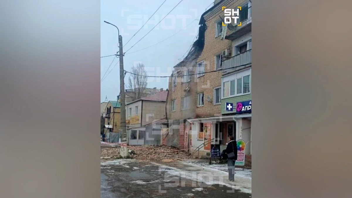 Бабушку с внучкой спасли из-под завалов взорвавшейся многоэтажки в Волгоградской области. Фото © Telegram / SHOT