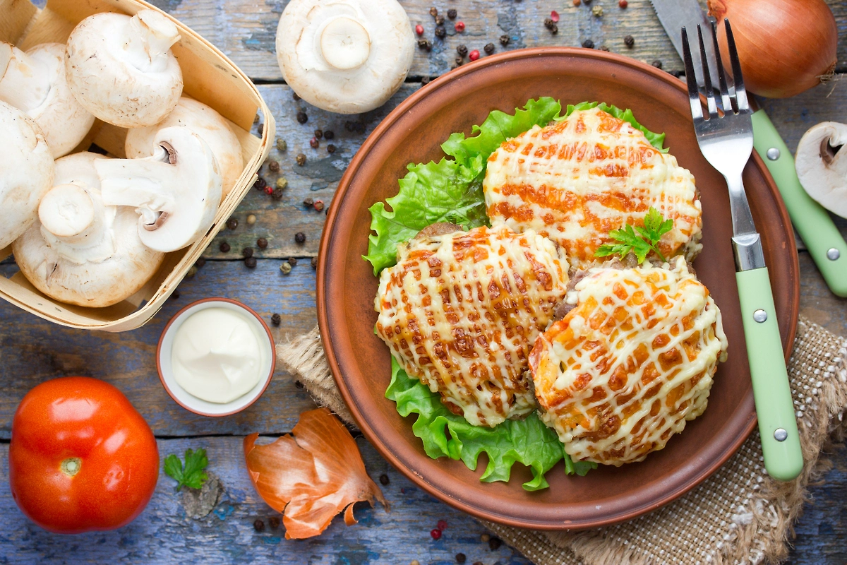 Мясо по-французски с грибами без майонеза. Фото © Shutterstock / FOTODOM / Anastasia_Panait