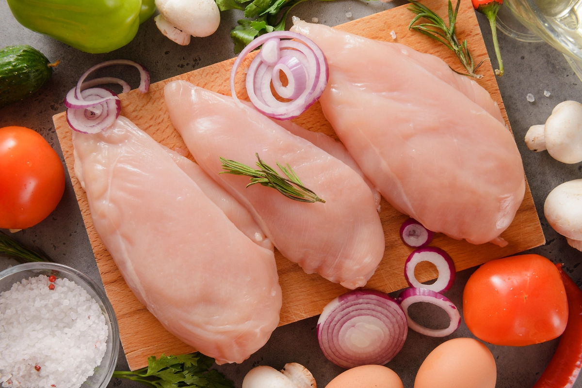 Курица по-французски в духовке — как приготовить. Фото © Shutterstock / FOTODOM / ElenaBoronina