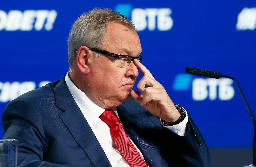 Глава ВТБ заявил, что доллар стал геополитическим оружием мощнее ядерного Глава ВТБ заявил, что доллар стал геополитическим оружием мощнее ядерного