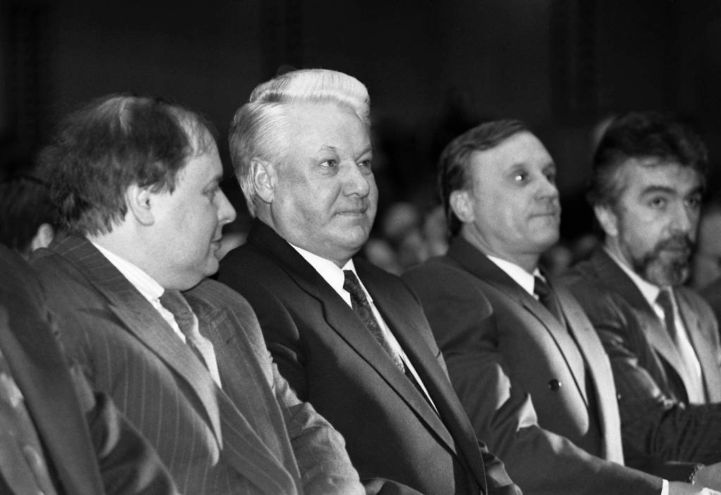 Архитекторы России девяностых, 1992 год. Гайдар, Ельцин, Бурбулис и на тот момент полковник Евгений Савостьянов*. Фото © ТАСС / Анатолий Морковкин, Александр Сенцов