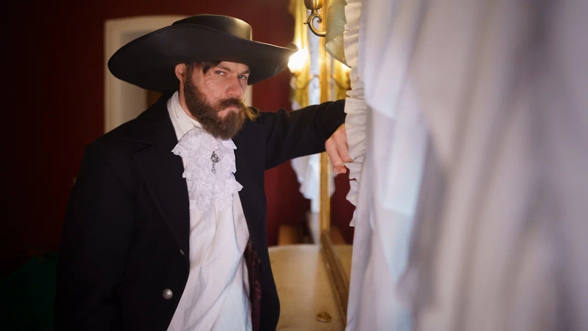 Звезда «Шифра» Олег Гаас практически неузнаваем в роли Зорро-Дубровского. Фото © Пресс-служба ТВ-3