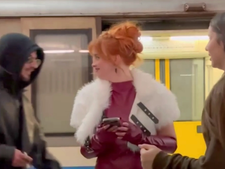 Фрагмент видео, на котором незнакомец хватает девушку за ягодицы © Instagram (соцсеть запрещена в России; принадлежит корпорации Meta, которая признана в РФ экстремистской) / ksun.tik