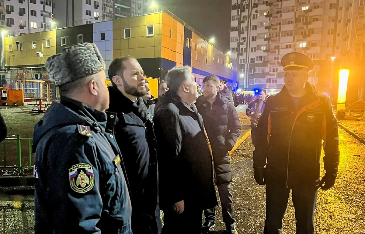 Врио губернатора Тверской области Виталий Королёв на месте падения БПЛА на дом. Обложка © Telegram / Тверская область. Официально