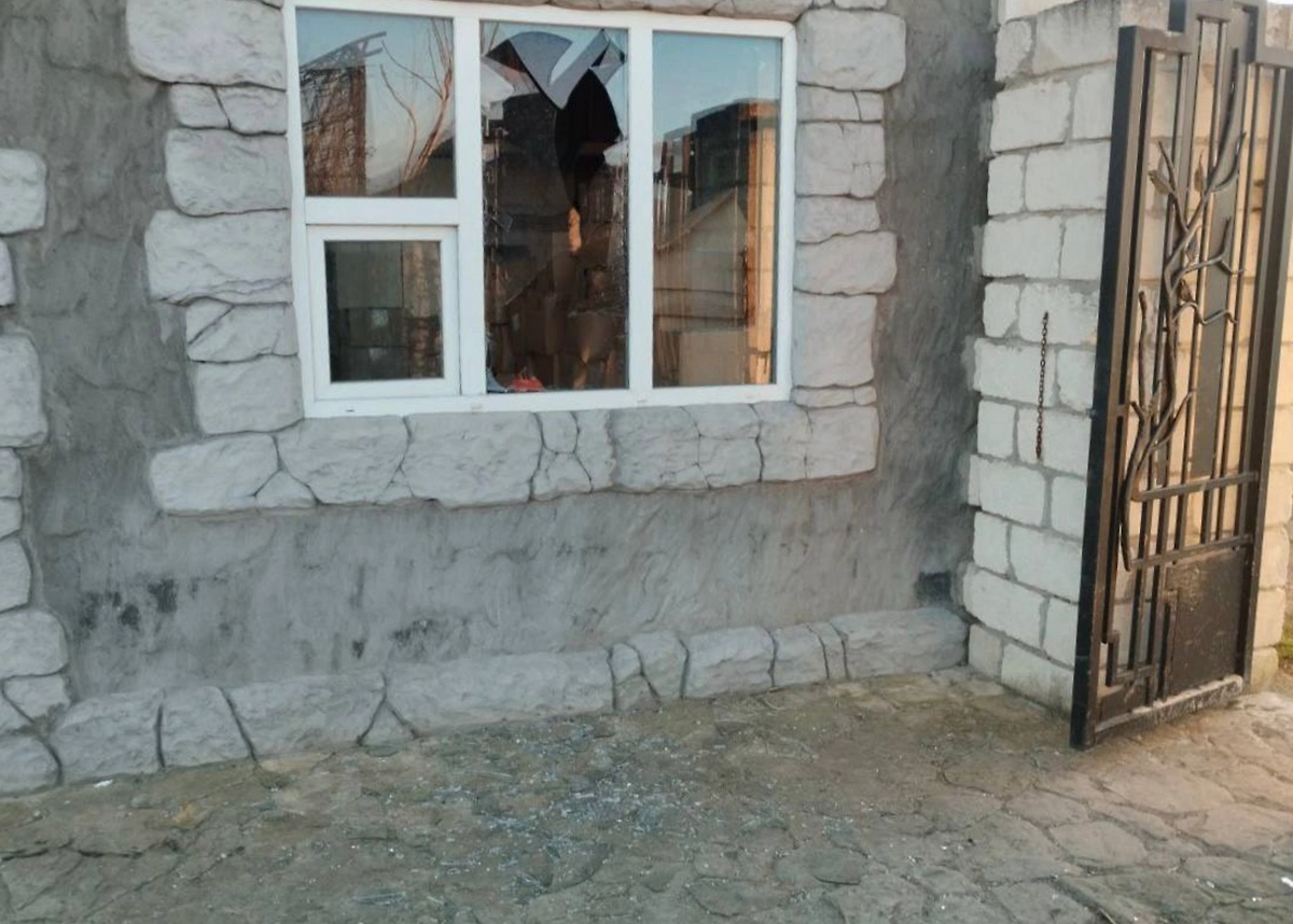 Вольер пострадал от дрона ВСУ. Фото © Telegram / Евгений Балицкий